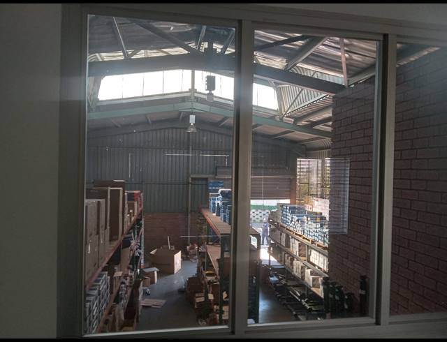 320M² OFFICE TO LET IN JET PARK